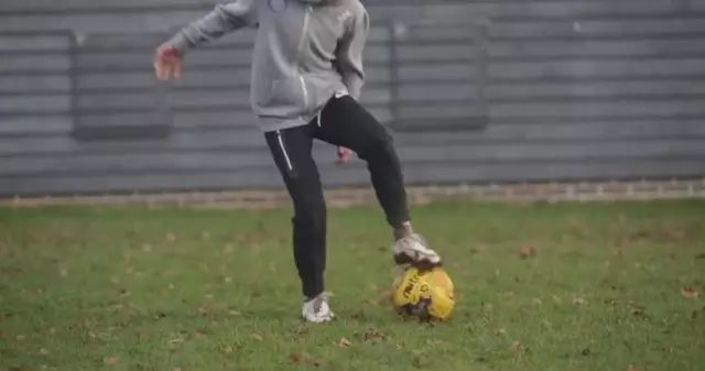 足球4人球感训练方法,新手怎么快速提高足球球感