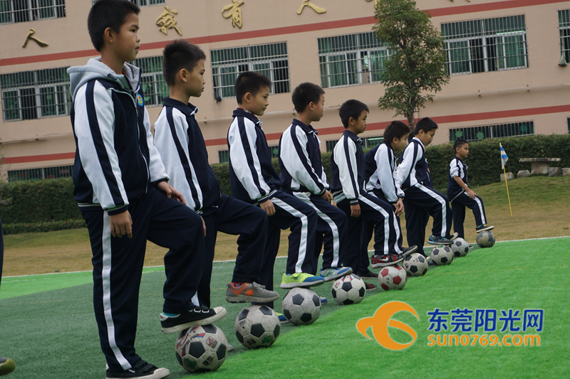 谢岗这家民校的同学幸福！能得到市教学能手亲自指点踢足球