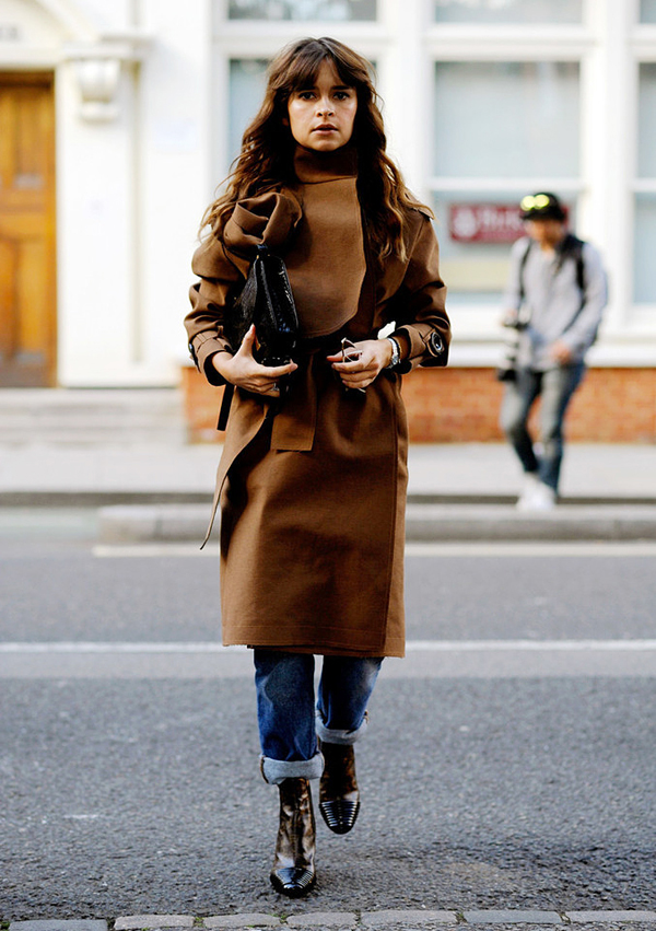 奶茶色短靴和复古蓝牛仔裤搭配吗,直筒牛仔裤搭配马丁短靴