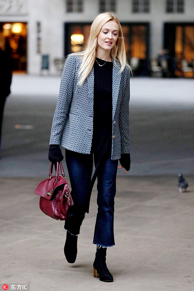 奶茶色短靴和复古蓝牛仔裤搭配吗,直筒牛仔裤搭配马丁短靴