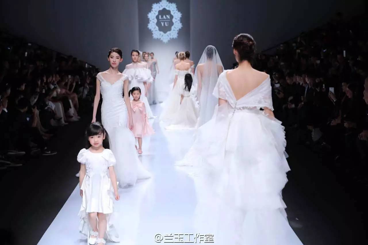 兰玉婚纱秀视频,兰玉婚纱走秀