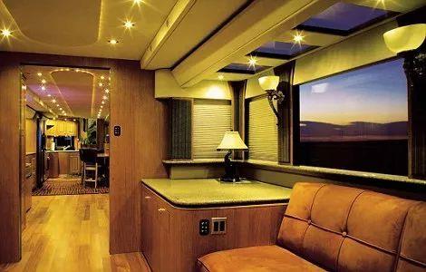 塞满豪华装备的移动“希尔顿”一万块买个树洞你钻吗?