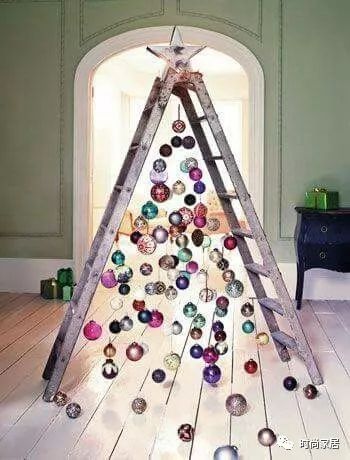 不一样的圣诞树装饰,一棵枯树怎么装饰成圣诞树