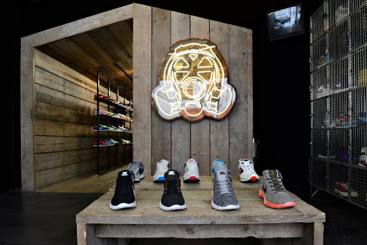 这家店在关门大吉之前YSL还专门为它推出性玩具！连GD也经常去逛~