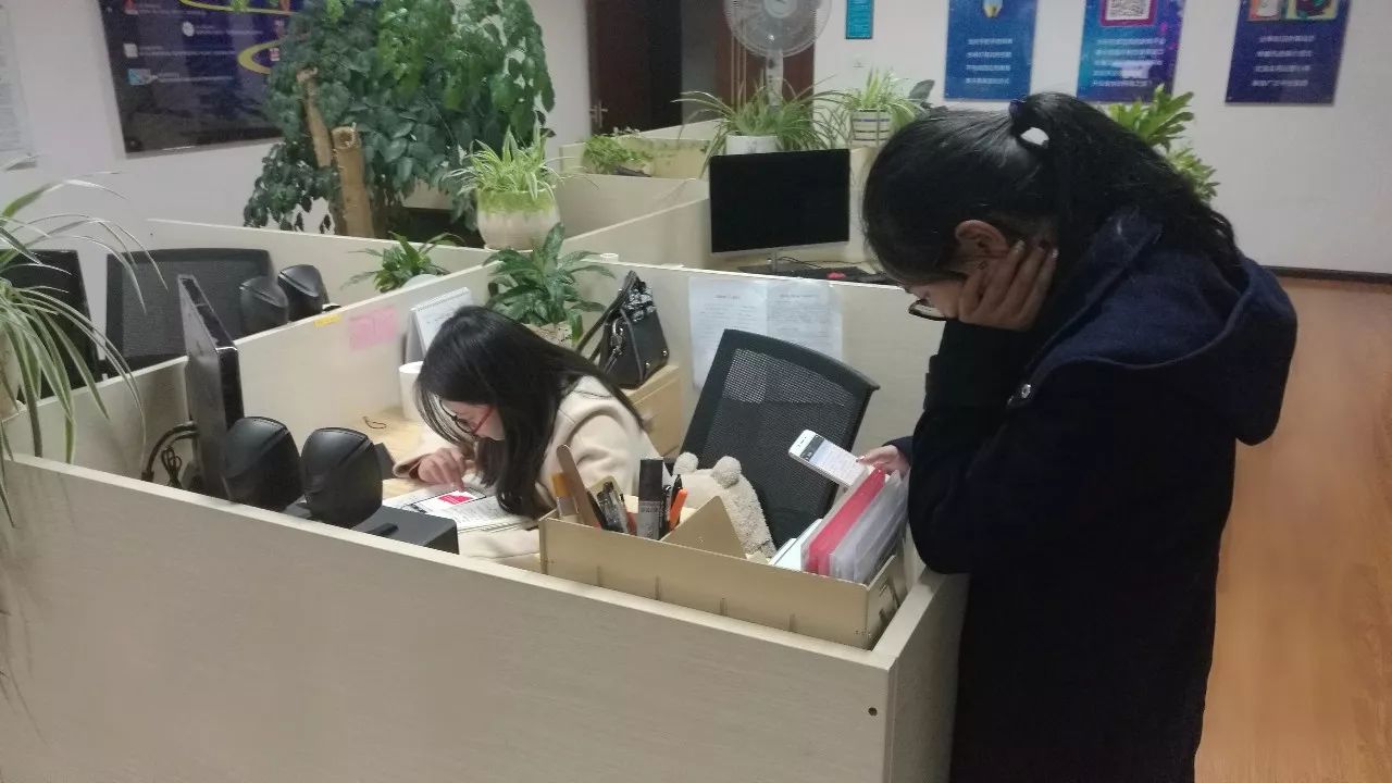 每一篇光鲜亮丽的推文背后，都有一群快秃顶的小编~