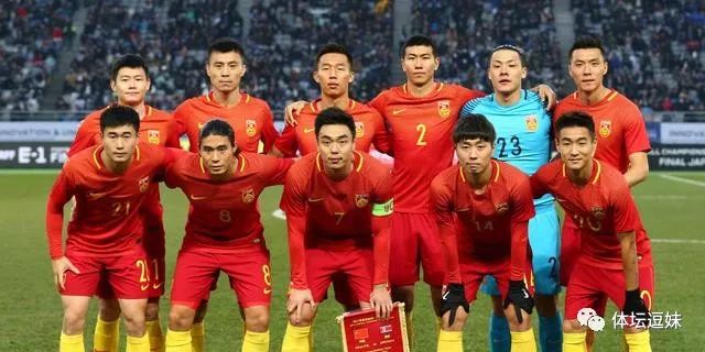 梅西深情凝望大力神杯,梅西深情凝视