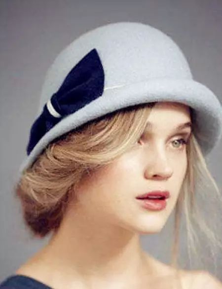 冬季戴帽子发型扎法,戴帽子发型这样搞温暖又好看