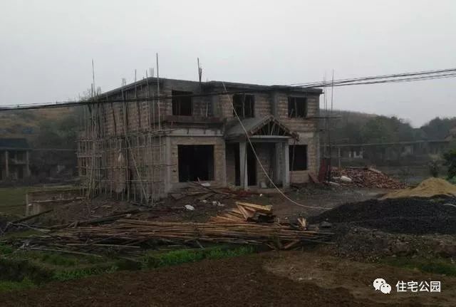 为父母在老家盖房花45万,为父亲放弃80万年薪回农村