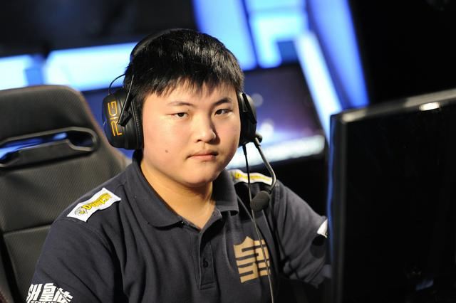 姿态说uzi在lpl地位很高,theshy和uzi在lpl的地位