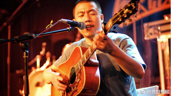 900元吉他和2000元吉他音色对比,吉他500元和一万元的音质区别