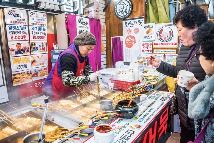 这里是韩国最传统的市场，不仅有美食还有免税店