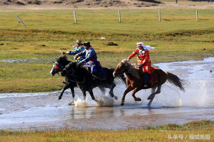 内蒙古大草原骑马狂奔照片,草原天堂写真