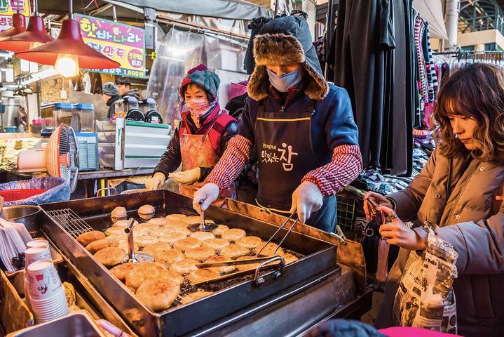 这里是韩国最传统的市场，不仅有美食还有免税店