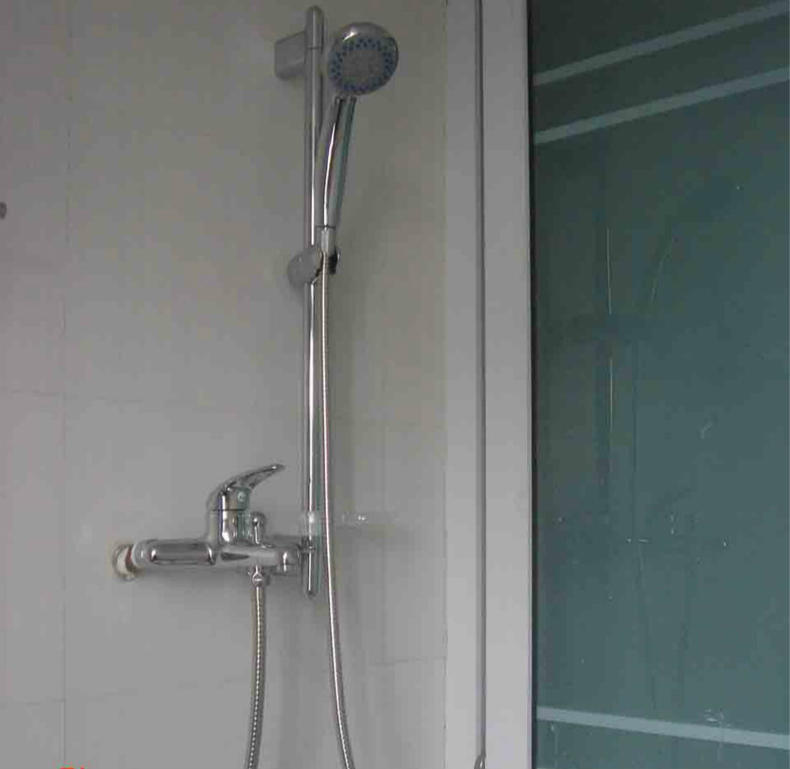 浴室花洒怎么装墙上,浴室花洒套装怎么装