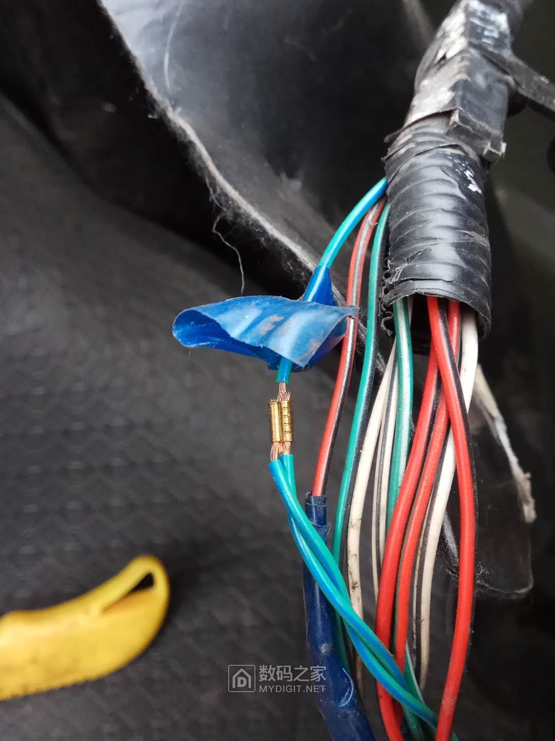 夏利刹车灯不亮的修理方法,夏利倒车灯常亮