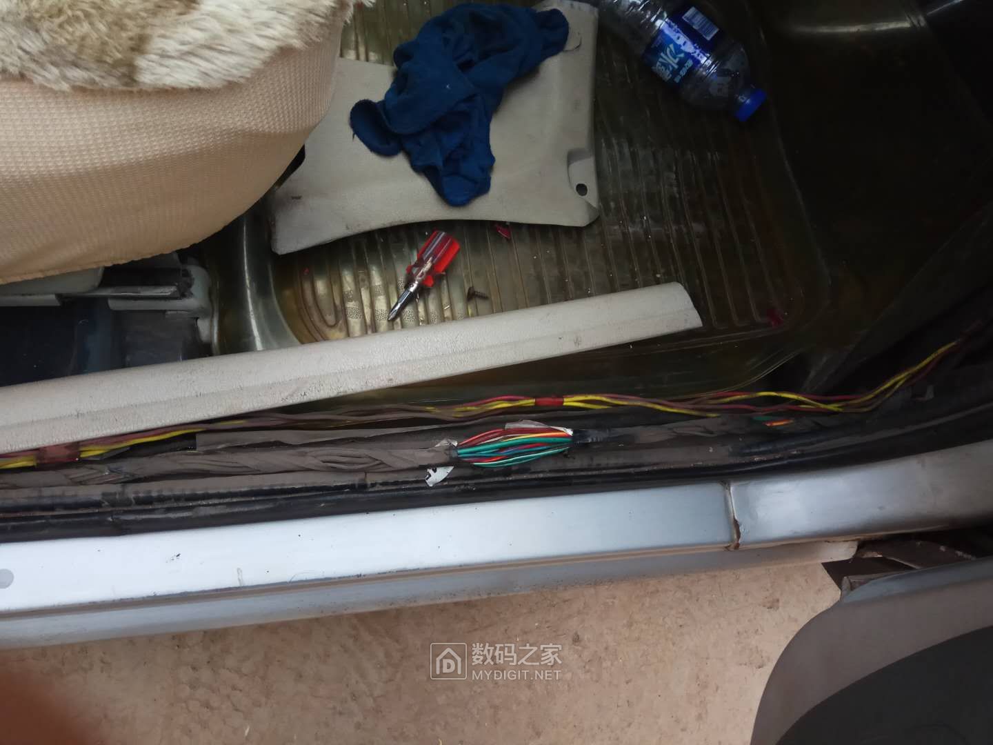 夏利刹车灯不亮的修理方法,夏利倒车灯常亮