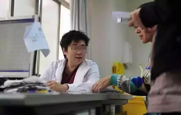 顺产20多天突然掉出来块血肉,顺产前掉出来一坨肉是什么