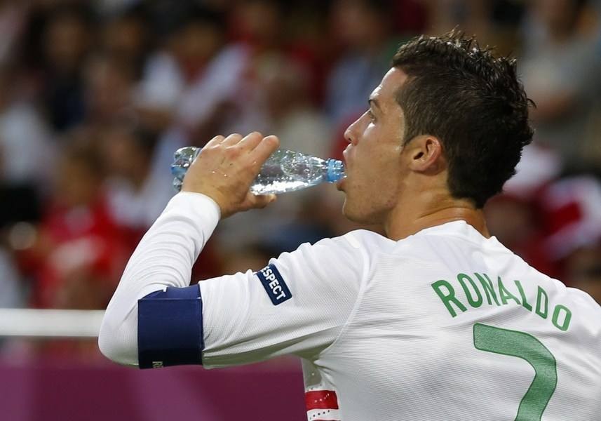 足球正确训练方法和注意事项,送给自己坚持运动的一句话