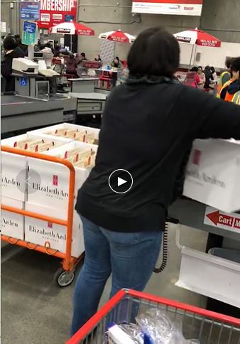 中国大妈海外战斗力尽显：一车车抢购化妆品，5分钟买空货架