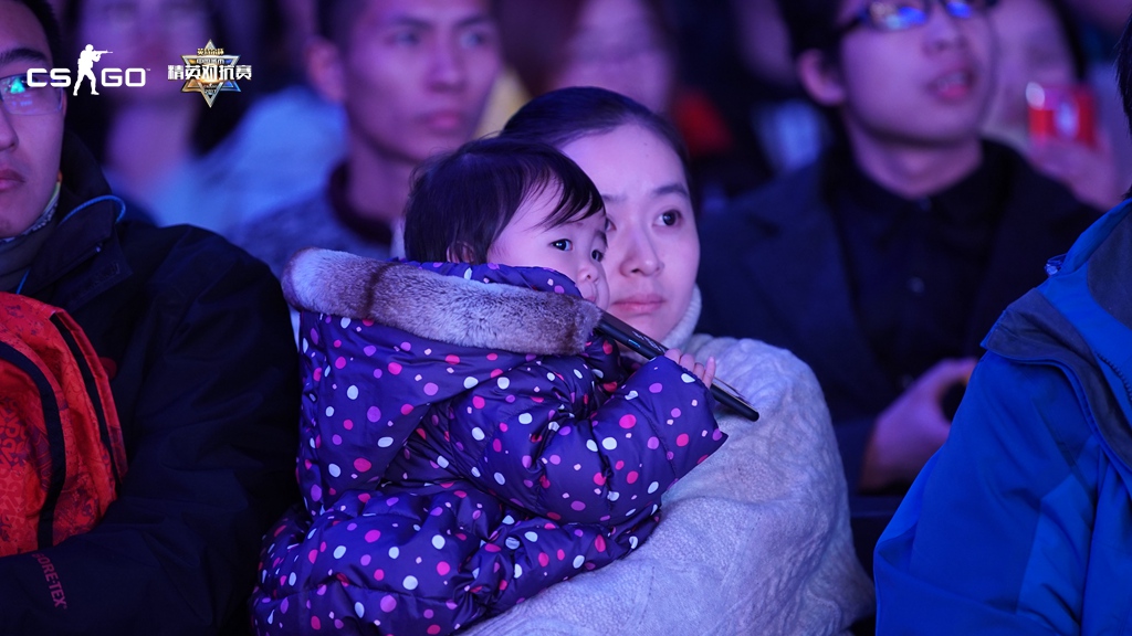 玩CSGO时如何把老婆变成小迷妹？带她看一场你的电竞比赛就对了