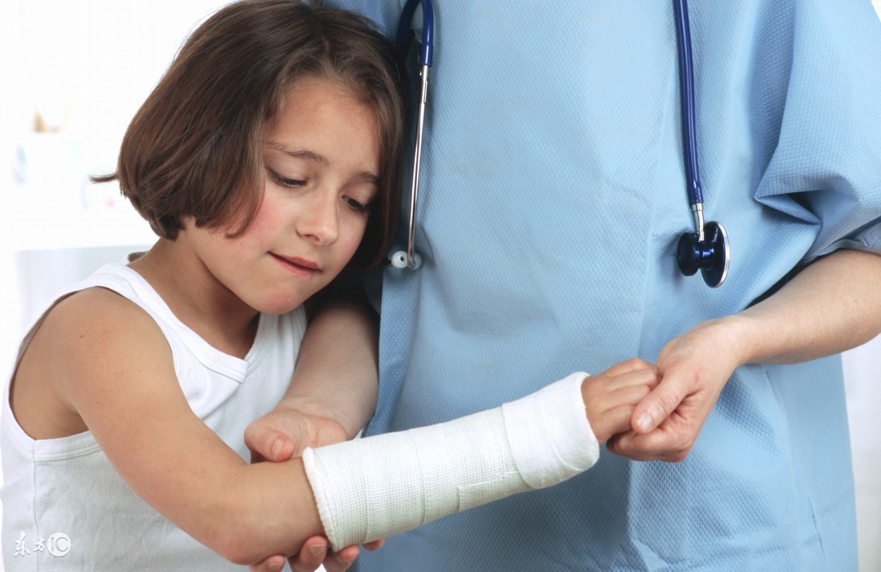 小孩调皮摔骨折视频,野外骨折应急处置