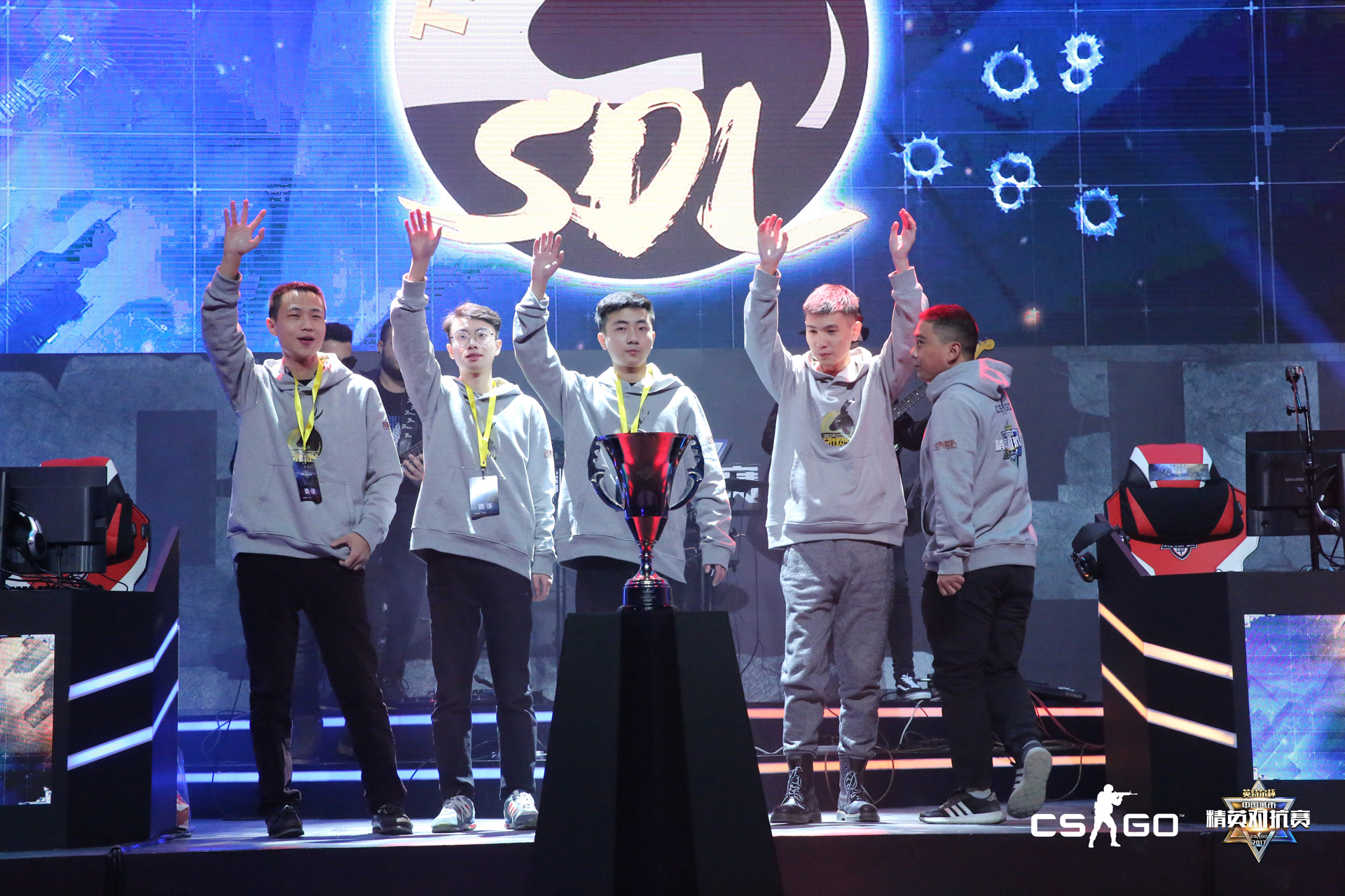 玩CSGO时如何把老婆变成小迷妹？带她看一场你的电竞比赛就对了