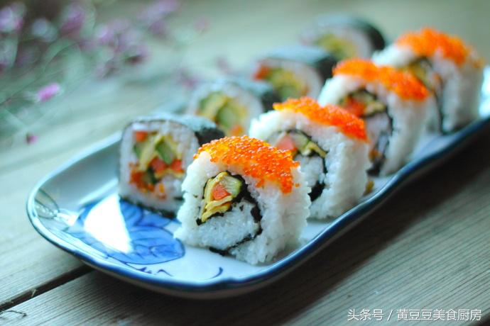 孩子不爱吃米饭，试试这种方法，把它做成紫菜包饭，肯定会抢着吃