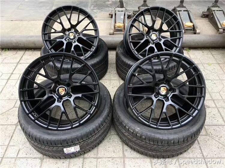 macan新车落地升级波尔多红,保时捷macan改19寸锻造轮毂