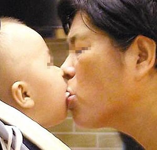 揪心,奶奶后悔万分,1岁宝贝起了一身毒疙瘩,破了就流血水