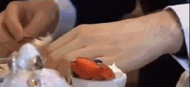 英国礼仪专家教你精致优雅发邮件,英国礼仪专家教人用刀叉