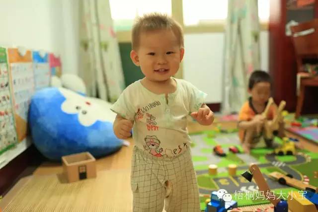 宝宝学走路学步带好还是学步车好,弯腰带娃学走路