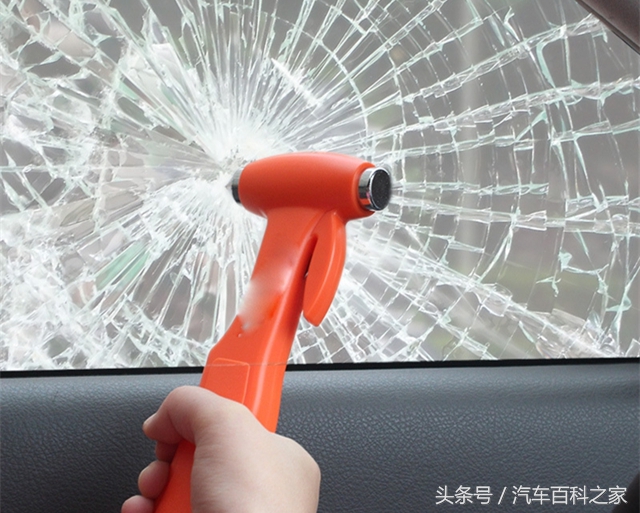 逃生锤砸车窗逃生,从车窗逃生用安全锤敲击玻璃