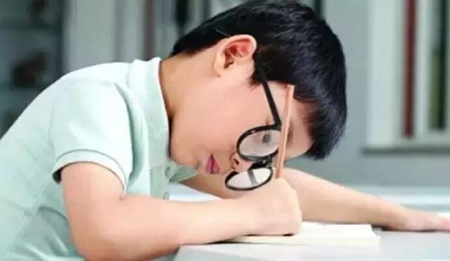 家长防止孩子近视有趣方法图片,小孩近视家长太忧虑每天晚上失眠