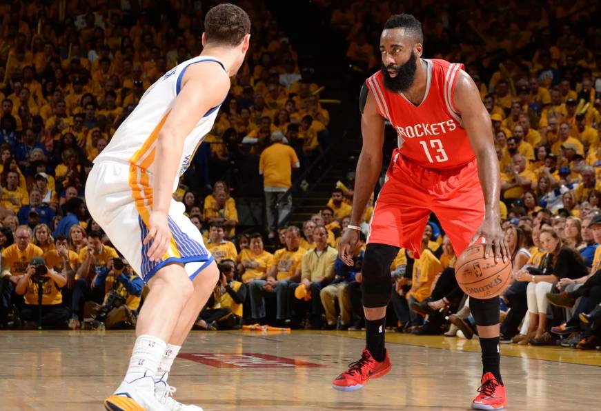 哈登胯下过人几乎没有人能防得住,哈登的过人招牌动作