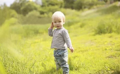 九岁女孩走路姿势不正确怎么办,宝宝走路不正常妈妈开始找原因