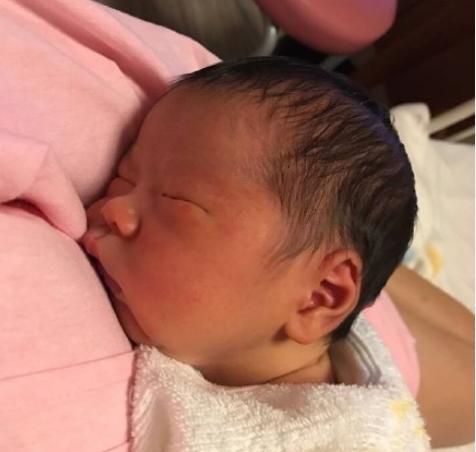 二胎破水5分钟后顺产小情人，感谢助产士包好一段脐带送我们