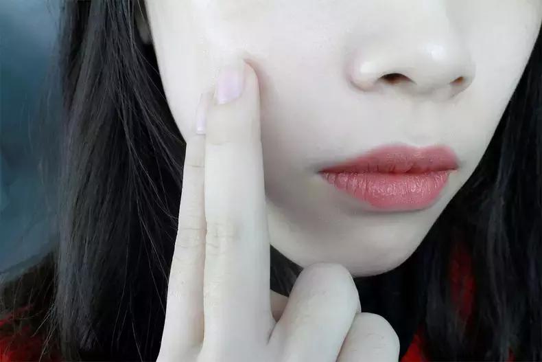 欧莱雅防脱黑宝瓶和防脱安瓶区别,欧莱雅的安瓶使用一个月什么效果