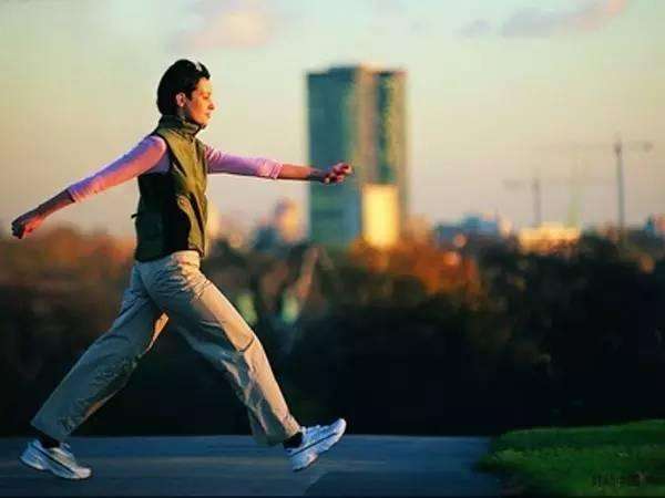 腿走路不疼下楼梯疼是什么原因,100米腿痛是什么原因