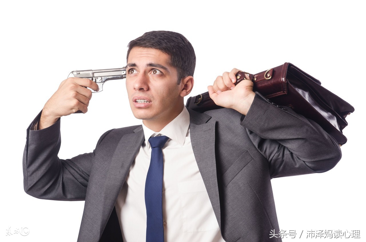 输了球，孩子哭着骂队友：“我跟三傻子踢球”，网友却力挺