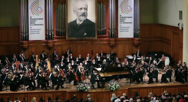 “组曲”特性：幻想的风格，飘逸的气氛，玲珑的体裁，童话的世界