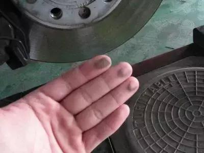 小车的刹车盘生锈怎么回事,私家车刹车盘生锈正常吗