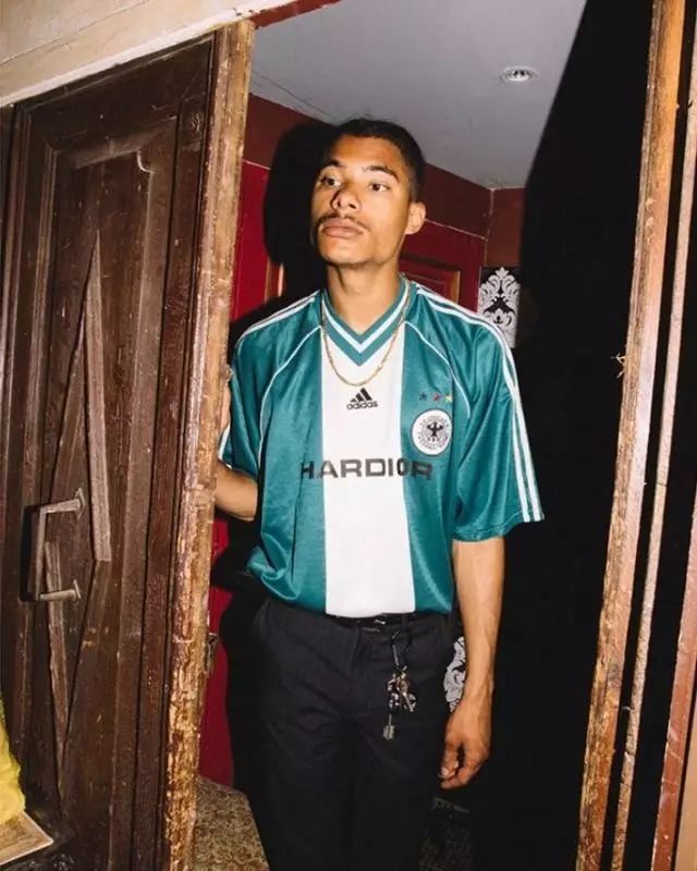 我们一不小心把这些足球队服改造成了时装周爆款……