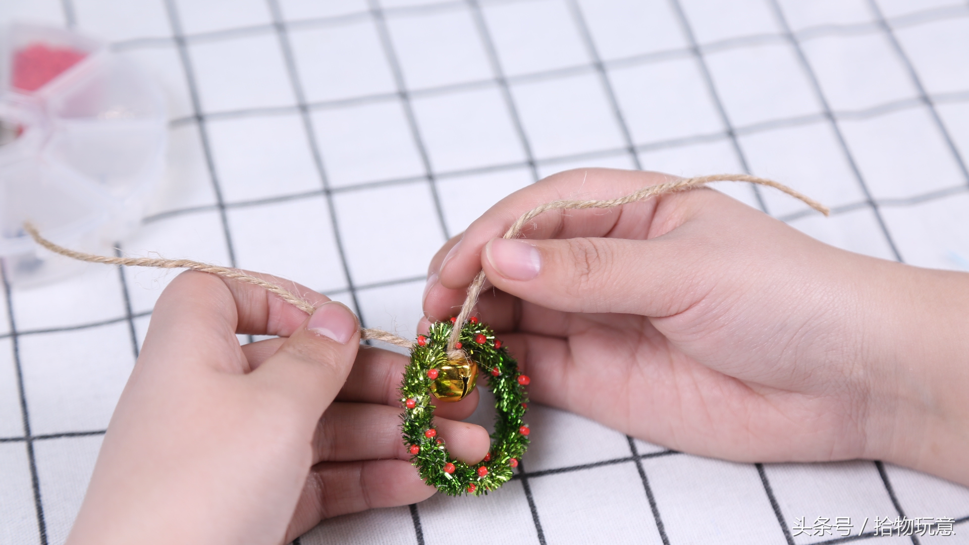 饮料瓶和毛根的结合，造就闪眼的小花环，见过的人都很想拥有