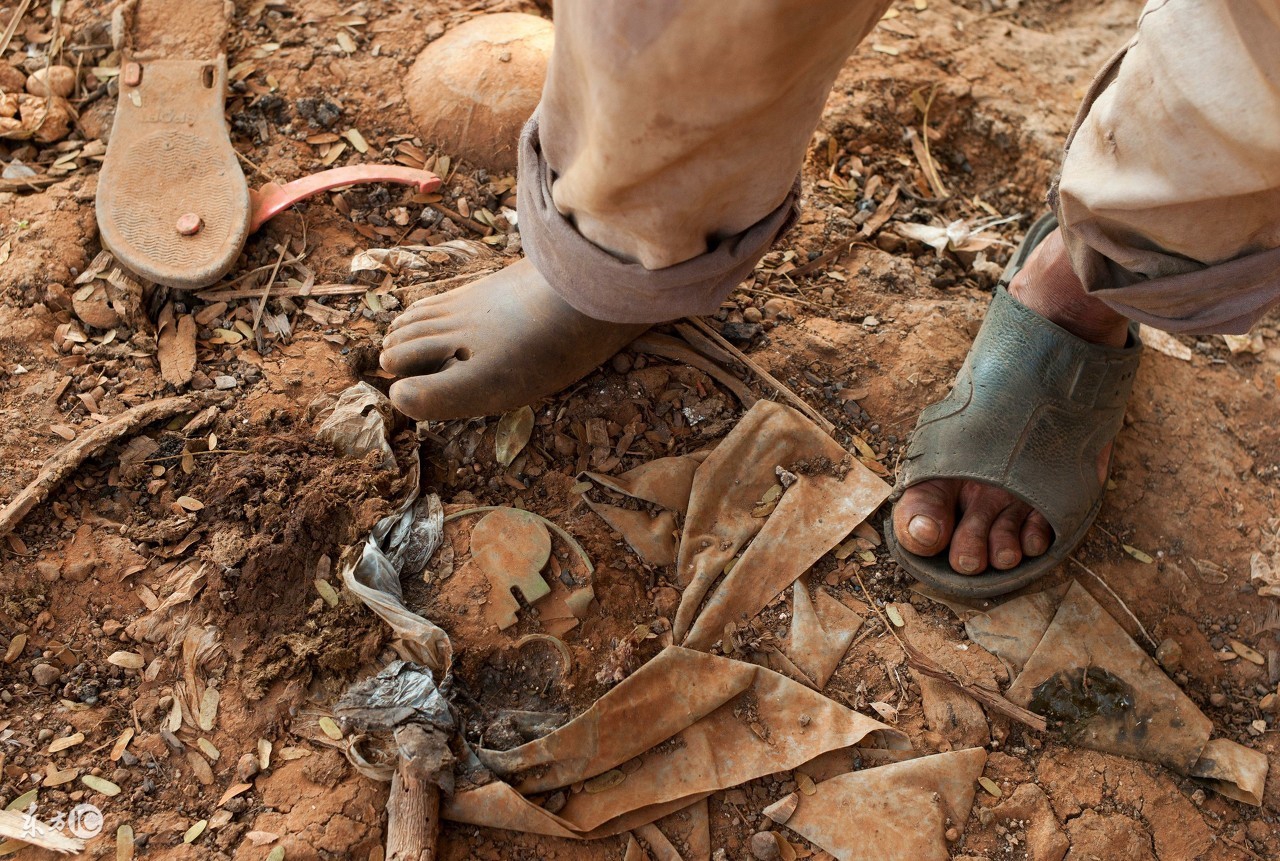 股市暴跌又踩雷的股票,地雷股最新消息