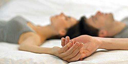 新手妈妈要跟宝宝一起睡吗,哺乳期妈妈可以亲吻宝宝吗