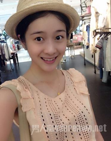 张雪迎气质婉约娇艳靓丽甜美灵动,张雪迎机场清爽造型少女感十足