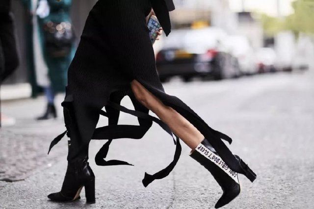 冬天出镜率最高的黑色短靴，搭配裤袜阔腿裤收获“筷子腿”的效果