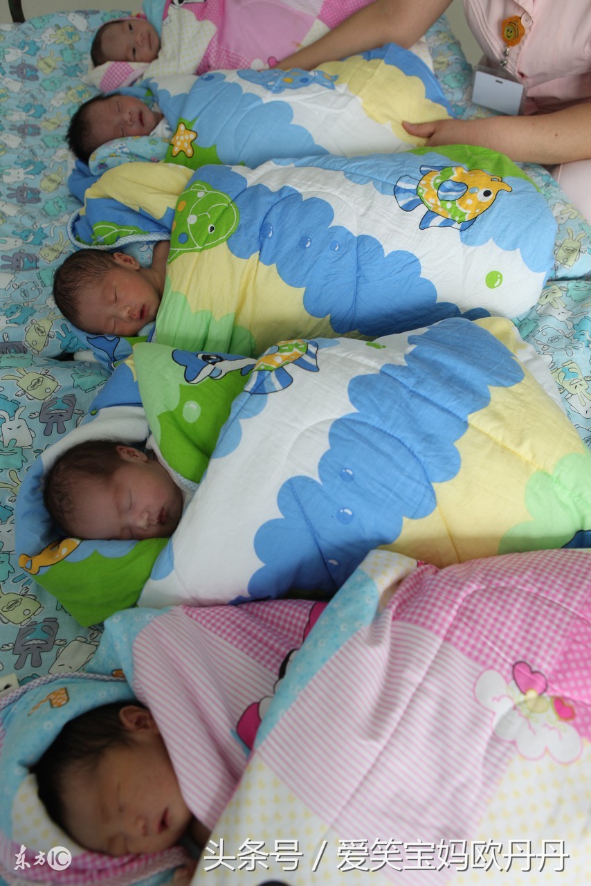 宝宝学翻身大人怎么帮助,宝宝学翻身妈妈示范