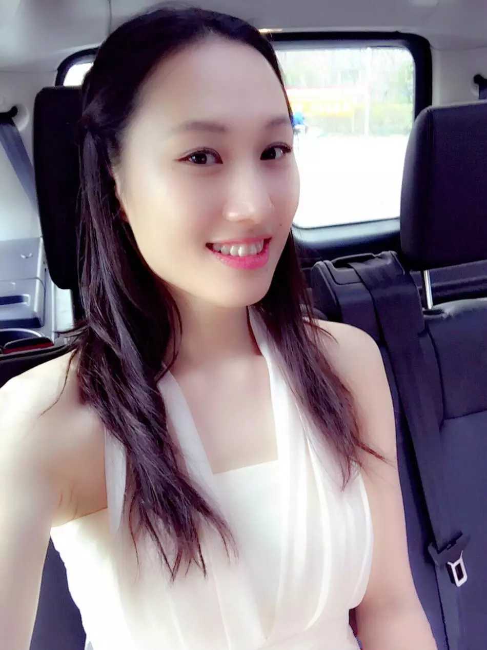 反手摸肚脐的奥运冠军女神，双膝红肿令人心疼，年近30仍单身