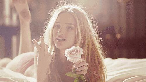 你身上有她的香水味英文版,你身上有她的香水味吗歌词